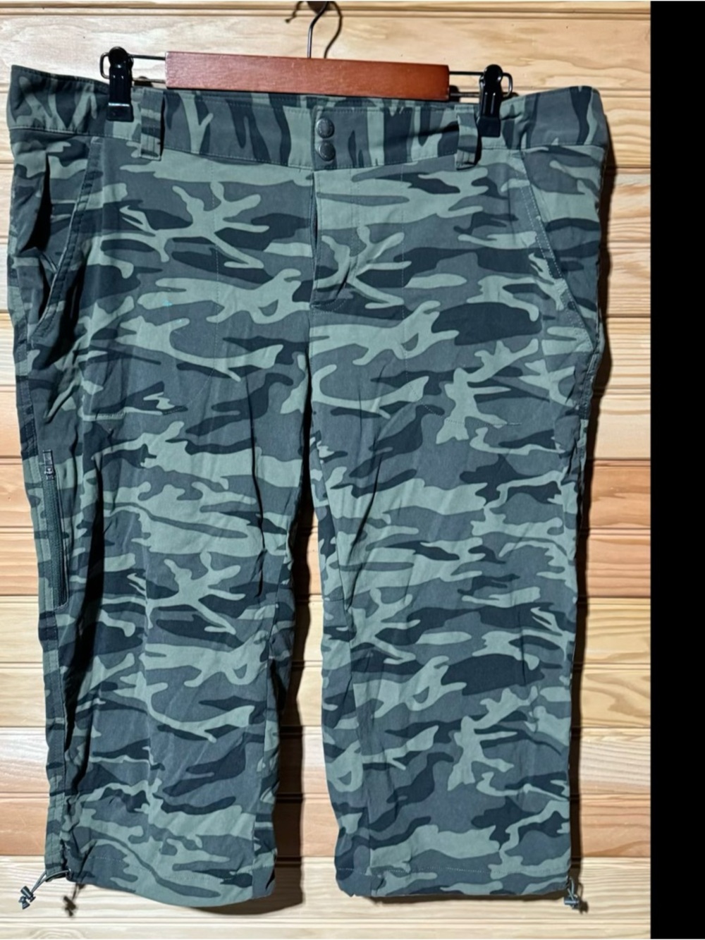 Columbia Women's Green Camo Cargo Capris